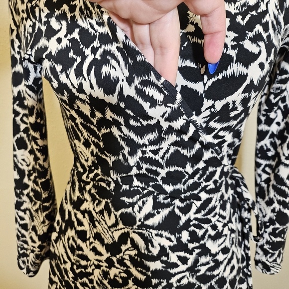 Elegant Black and White Floral Dress - Picture 3 of 8